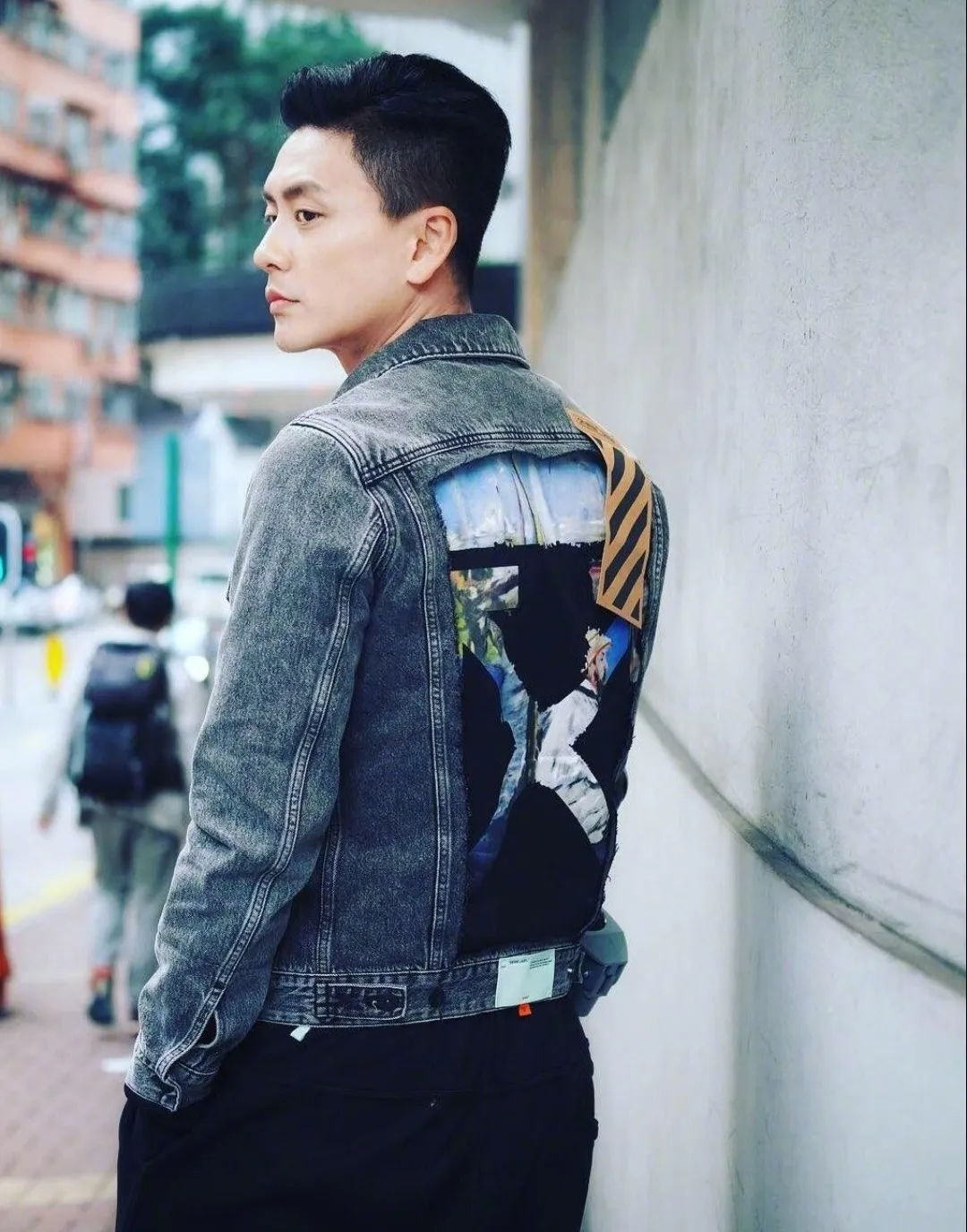 ♻️💯Upper body reference model picture❤️Top tested version Off-White Spanish order King of high street jacket Dream splash OW exclusive powerful wash Exclusive limited series denim jacket Autumn and winter debut! High-end ink printing/gradient flame printing and dyeing process. Stitching oil painting denim jacket. Classic oil painting arrows, Monet's works, once again combined with art, "Claude Monet painting on his Boat" is a masterpiece that is perfectly combined with OW's iconic arrow logo. It has a prominent sign, the splicing of denim and sweatshirts, and the layering effect, which is high-street and eye-catching. The fabric is customized according to YB, heavy-weight washed cotton washed cloth, more than 10 processes of continuous washing and stone grinding, the color and texture are very textured, a full set of accessories are customized, the highest quality original hardware, original kraft paper stripe labeling, accept all challenges of the same version! Couple style washed ripped denim jacket! Of Whi2019's first autumn new single, with dreamy splash-ink printing and dyeing techniques, and classic hole-washed design, the official price is 11,000 yuan. The painting style is a bit like an artist's oil painting, giving people a unique and retro artistic atmosphere. The upper body is full of coolness, with a strong sense of high street, very yuppie! The gradient design all over the denim jacket is very clever and just the right touch! Off-White's first show series, you can imagine its matching magic, and in the streets of autumn and winter, denim is always indispensable. It is exclusively sold, with great value for money and ready to be shipped in seconds! The most classic denim jacket style, heavy washed and distressed craftsmanship, Manet's portrait, a tribute to Impressionism! Heavy washing gives the denim the strongest texture! Quality items are a must buy!  Derived from Off-White's classic elements, the most classic OW denim version, "IMPRESSIONISM" is a specially stylized item that pays homage to Impressionism with Manet's portraits and oil paintings. The large print on the back is Manet's signature One of the table oil paintings, it has a vintage effect. The color scheme is gray and white retro oil painting, pink Slogan and footnotes. It is very eye-catching (semi-finished products imported from Conley digital directly touch, super shocking) high weight and thick cotton denim, full hardware mold opening, super heavy work! Several washing and distressing processes before and after give the black denim a super retro texture! Pair the oversized silhouette with short sleeves or a sweatshirt to make you invincible and walk with wind!  Size chart